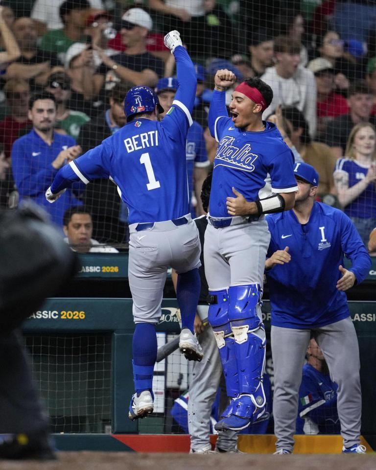 　メキシコ戦の４回、ソロ本塁打を放ちドラシオに迎えられるバーティ（１）＝ヒューストン（ＡＰ＝共同）