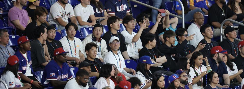 ドミニカ対ベネゼエラ戦を観戦する侍ジャパンナイン（撮影・伊藤笙子）