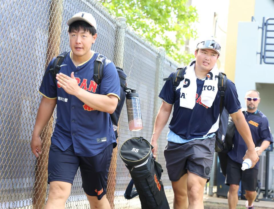 練習を終え、引き上げる岡本（左）と村上（撮影・伊藤笙子）