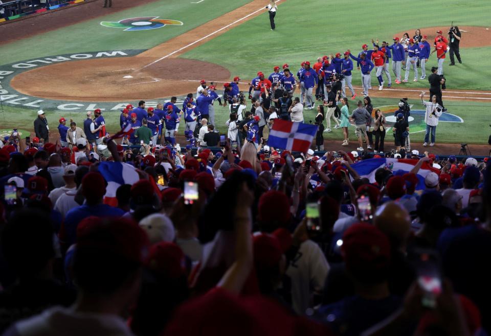 ベネゼエラに勝利し、１次ラウンド１位通貨を決めたドミニカナイン（撮影・伊藤笙子）