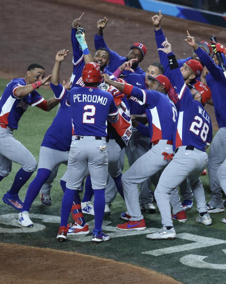 ４回、３ランを放ったタティスと喜び合うドミニカナイン（撮影・伊藤笙子）