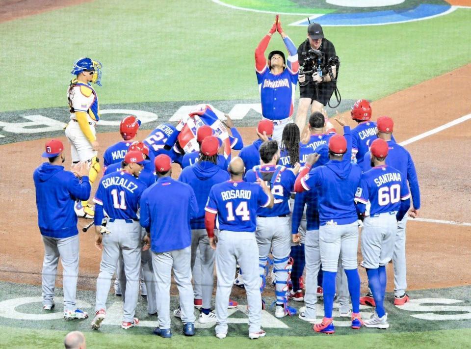 ソトの先制２ランで本塁に集まるドミニカの選手たち（撮影・伊藤笙子）