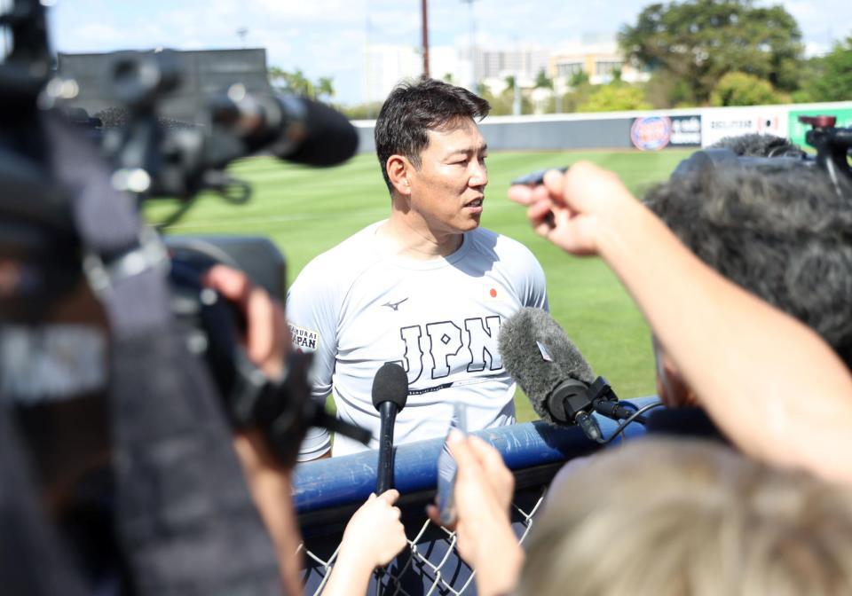 練習が終わり、囲み取材に応じる井端監督（撮影・伊藤笙子）