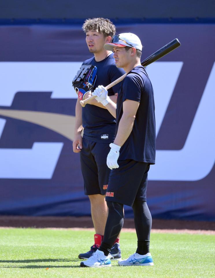 鈴木（奥）にアドバイスを請う坂本（撮影・伊藤笙子）