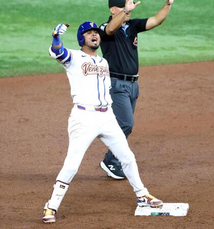 　３回、適時二塁打を放ち、ガッツポーズをするベネズエラのアラエス（撮影・伊藤笙子）
