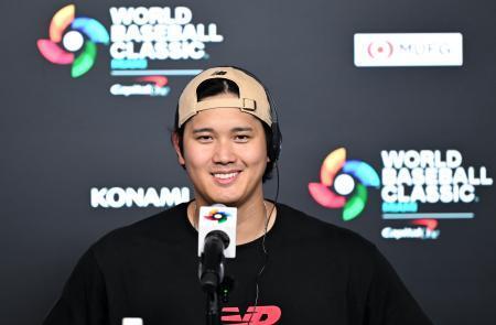 　記者会見する大谷＝１２日、マイアミ（ゲッティ＝共同）