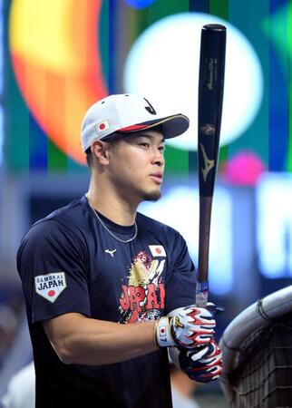 打撃練習を行った佐藤輝（撮影・伊藤笙子）