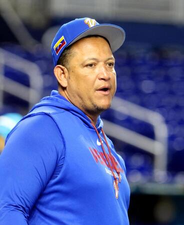 ベネズエラ代表の練習を見守るカブレラ打撃コーチ