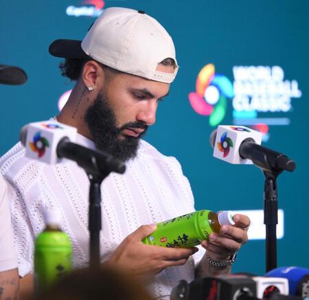 会見場に置いてあったお茶を見つめるベネゼエラ・グレイバー・トーレス（撮影・伊藤笙子）