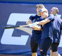 　鈴木（奥）からアドバイスを受ける坂本（撮影・伊藤笙子）