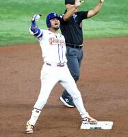 　３回、適時二塁打を放ち、ガッツポーズをするベネズエラのアラエス（撮影・伊藤笙子）