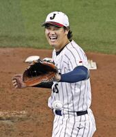 　実戦形式の打撃練習に登板し、笑顔を見せるＷＢＣ日本代表の大谷