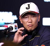 会見に登場した井端監督（撮影・伊藤笙子）