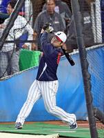 打撃練習する近藤