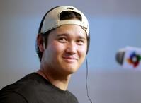 記者会見で笑顔を見せる大谷