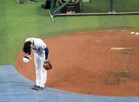 ライブＢＰに登板を終え、マウンドを降りて一礼する大谷（撮影・伊藤笙子）