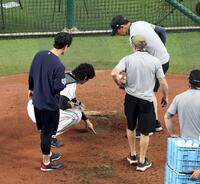 ライブＢＰを終え、マウンドの土をグラウンドキーパーらと確認する大谷（左奥）＝撮影・伊藤笙子