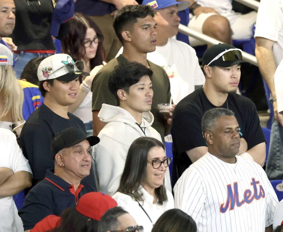 　ドミニカ共和国対ベネズエラ戦を観戦する（左から）森下、坂本、佐藤輝（撮影・伊藤笙子）