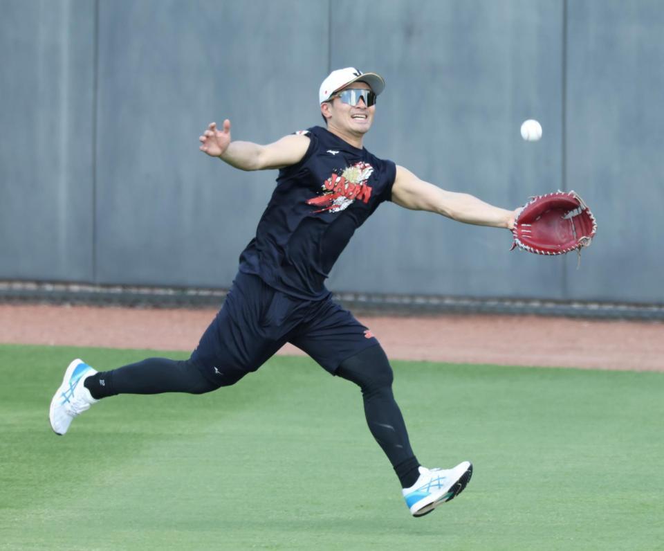 外野への飛球を好捕する阪神・坂本誠志郎＝米国・マイアミ国際大学（撮影・伊藤笙子）