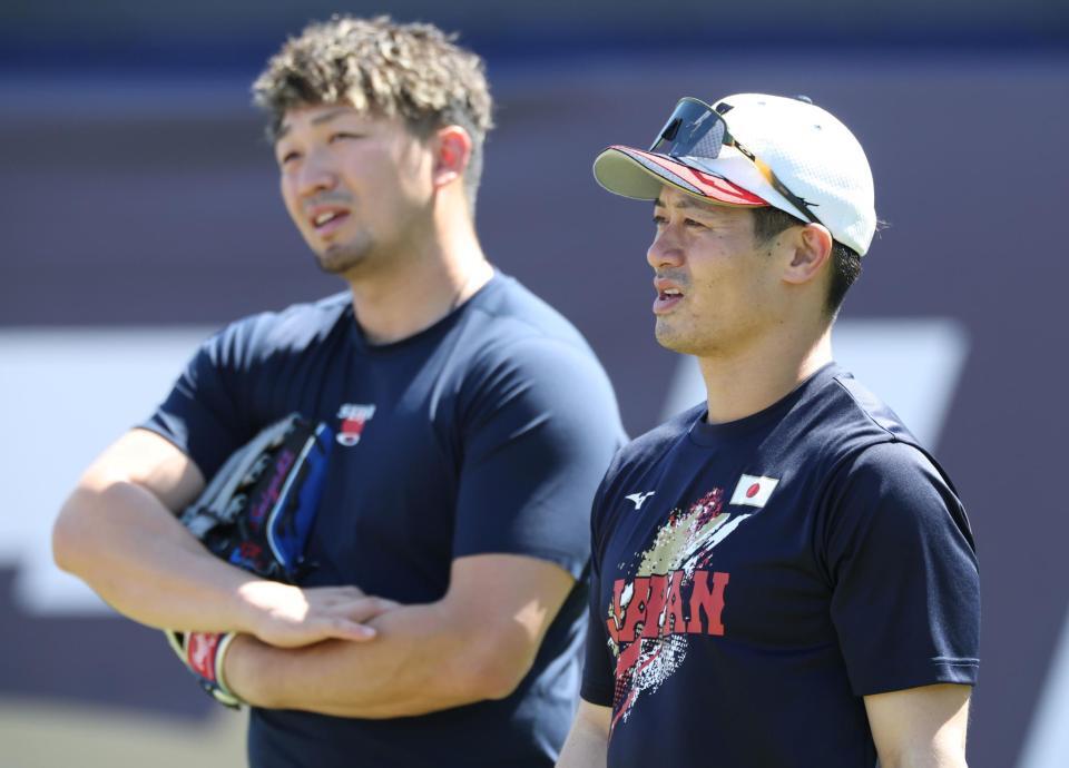 鈴木（奥）にアドバイスを請う坂本（撮影・伊藤笙子）