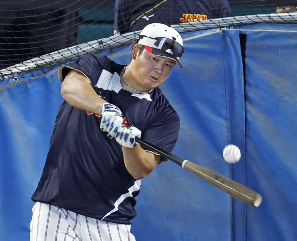 　打撃練習する村上