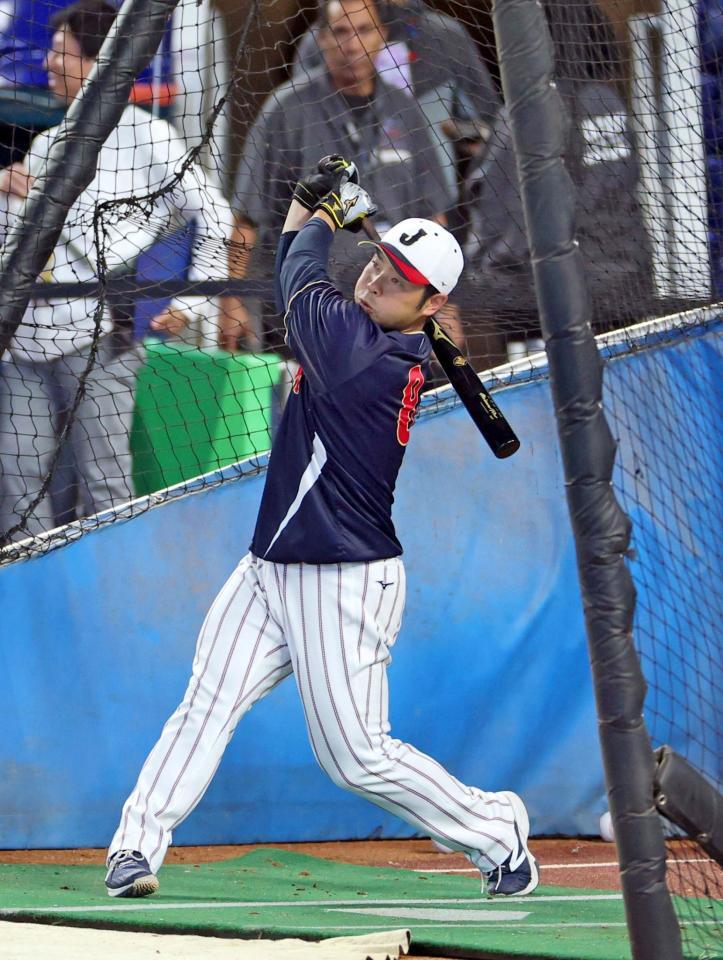 打撃練習する近藤