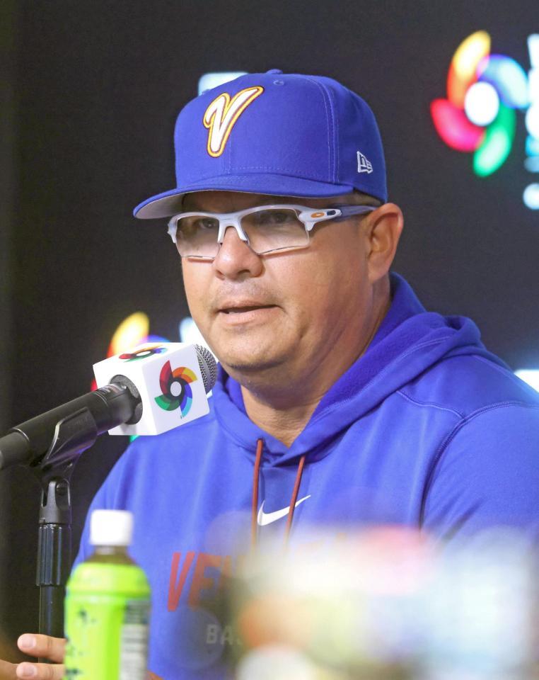 記者会見するＷＢＣベネズエラ代表のロペス監督
