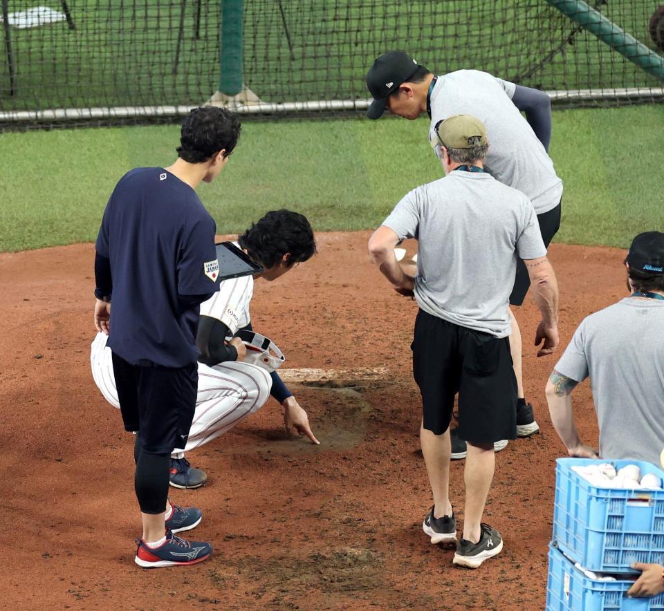 ライブＢＰを終え、マウンドの土をグラウンドキーパーらと確認する大谷（左奥）＝撮影・伊藤笙子