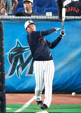 打撃練習する森下（共同）