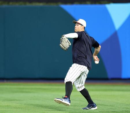 右翼の守備練習をす佐藤輝（撮影・伊藤笙子）