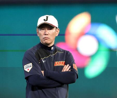 厳しい表情で練習を見る井端監督