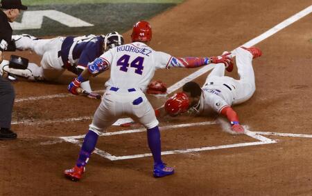 ２回、カミネロの適時三塁打で本塁に生還するゲレーロＪｒ．（右）＝撮影・伊藤笙子