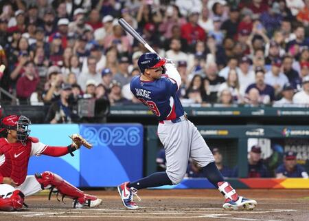 １回、二塁打を放つジャッジ（共同）