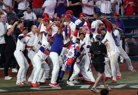 ７回、ウェルズの３ランでコールド勝ちを決め、喜ぶドミニカナイン（撮影・伊藤笙子）