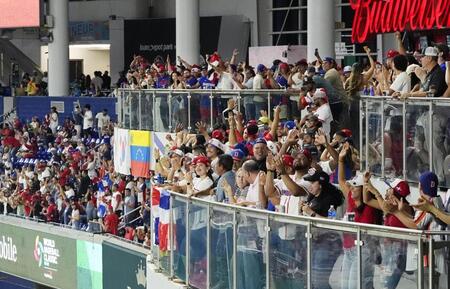 ＷＢＣのドミニカ共和国－韓国戦で盛り上がるスタンドのファン（共同）
