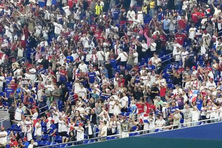 ＷＢＣのドミニカ共和国－韓国戦で盛り上がるスタンドのファン（共同）