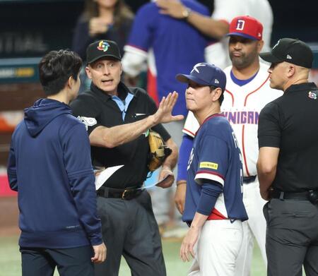 試合前、主審と確認する柳監督（中央手前）とプホルス監督（撮影・伊藤笙子）