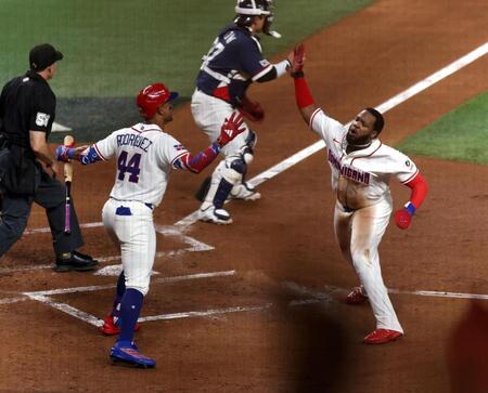 ２回、カミネロの先制二塁打で生還し、ロドリゲス（左）と喜ぶゲレーロJr.（撮影・伊藤笙子）