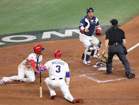 ３回、ドミニカ・ゲレーロJr.の適時二塁打でソト（左）がセーフとなり、球審に抗議する朴東原（中央上）＝撮影・伊藤笙子