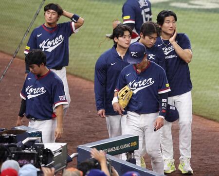ドミニカにコールド負けを喫し、ベンチへ戻る韓国ナイン（撮影・伊藤笙子）