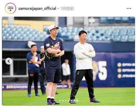 練習を見守る井端監督と吉見投手コーチ。侍ジャパンの公式インスタグラム（ｓａｍｕｒａｉｊａｐａｎ＿ｏｆｆｉｃｉａｌ）より