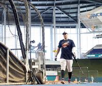 打撃練習を終え、ゲージを後にする佐藤輝（撮影・伊藤笙子）