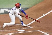 ２回、左線へ先制適時三塁打を放つカミネロ（撮影・伊藤笙子）