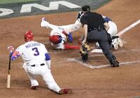 ３回、ゲレーロＪｒ．の適時打で本塁に生還するソト（中央）＝撮影・伊藤笙子