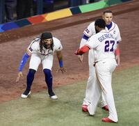 ２回、激走で生還したゲレーロＪｒ．（右）を迎えるタティスＪｒ．（撮影・伊藤笙子）