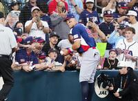 試合前、ファンにサインをするジャッジ（共同）