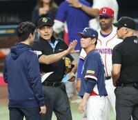 試合前、主審と確認する柳監督（中央手前）とプホルス監督（撮影・伊藤笙子）