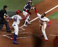 ２回、カミネロの先制二塁打で生還し、ロドリゲス（左）と喜ぶゲレーロJr.（撮影・伊藤笙子）