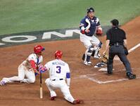 ３回、ドミニカ・ゲレーロJr.の適時二塁打でソト（左）がセーフとなり、球審に抗議する朴東原（中央上）＝撮影・伊藤笙子