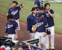 ドミニカにコールド負けを喫し、ベンチへ戻る韓国ナイン（撮影・伊藤笙子）